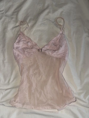 Ljusrosa mesh body med spetsdetaljer - Super söt topp! Köparen står för frakten 