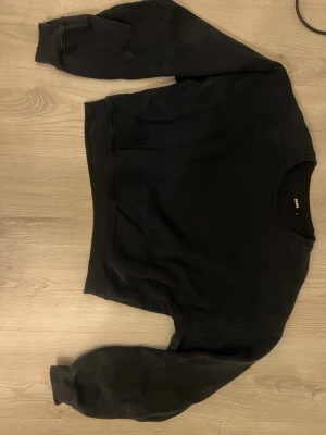 Sweatshirt  - Mörkblå sweatshirt från BikBok 