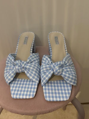 Lågklackade skor Nelly - Gamla men aldrig använde rutiga lågklackskor från Nelly.