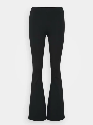 Svarta bootcut leggings från GinaTricot - Snygga svarta leggings med bootcut-modell och hög midja. Tillverkade i stretchigt material som sitter bekvämt och formar sig efter kroppen. Perfekta för en trendig och avslappnad stil.