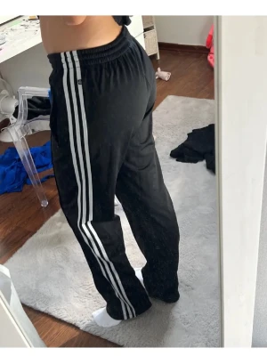 Svarta Adidas  - Äkta adidas, jätte sköna att ha på sig💞