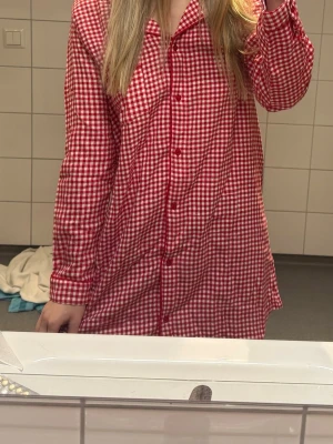 Nattlinne Cubus - Helt oanvänd. Nattlinne i form av nattskjorta i flanell i 100% bomull. Nattlinnet har långa ärmar, knappar och krage. Storlek M. Köpt för 349 kr. Slutsåld på hemsidan i denna färg.  Knappar hela vägen fram Krage Bekväm passform Manschetter med knäppning Långärmat Mönstrad GOTS (Global Organic Textile Standard) 100% Ekologisk bomull