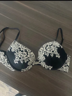 Bh  - Liknar intimissimi, slutsåld på hms hemsida! Aldrig använd då ja råka köpa en storlek för liten