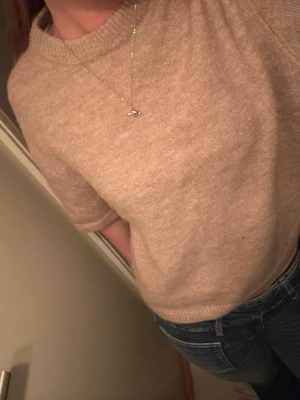 Beige stickad t-shirt - beige stickad tröja från gina strl XS men passar mig som är mer mot S. Säljer för kommer ej till användning💕