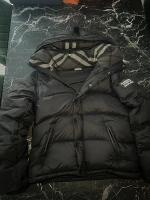 Burberry jacka -  Säljer min jacka från Burberry. Jacka är helt fräsch och helt ny utan några skador eller repor. Jag jag har haft den här jackan sen 20 25 december. Säljer den just nu för bara 2499 kr. Kan fraktas samma dag eller dagen efter.