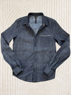 Selvedge Skjorta - Nudie jeans - En extremt fet skjorta från nudie gjord i selvage! Sällsynt, finns nästan inga alls på marknaden. Nyskick! Modellen är 177 cm. Hör av dig vid frågor!