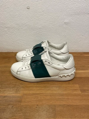 Valentino Open - Valentino Opens i storlek 41,5 passar 42,5, skick 8/10, endast skor medföljer vid köp/ hör av er vid eventuella funderingar