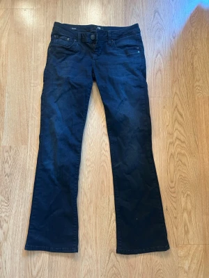 LTB JEANS!! - Snygga mörkblå bootcut jeans från LTB med låg midja. Jeansen är i modell valerie. Lite skrynkliga eftersom de legat i en garderob, testade men aldrig använda!
