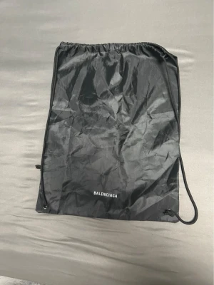 Balenciaga gympåse - Säljer min gympåse från balenciaga, perfekt till gymmet eller sporten! Självklart äkta!