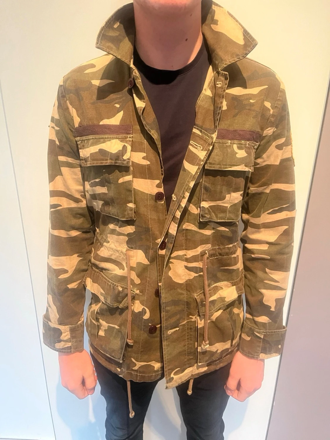 Camouflage vindjacka med snörning