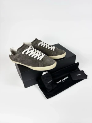 Saint Laurent SL/06 skor - | Säljer ett par Saint Laurent SL/06 sneakers i riktigt bra använt skick | Storlek: 41 | Box & dustbag ingår | Hör av dig vid frågor eller funderingar