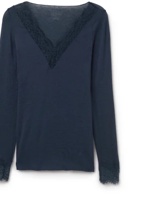 Mörkblå långärmad intimissmi tröja  - Mörkblå långärmad blus med v-ringning och spetsdetaljer vid halsringning och ärmslut. Tunn och mjuk kvalitet som ger en elegant look. Perfekt att styla med jeans eller kjol.
