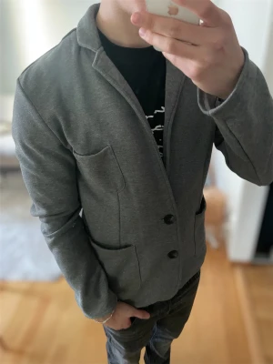 Grå casual kavaj - Skick 9/10 skriv vid frågor eller funderingar!