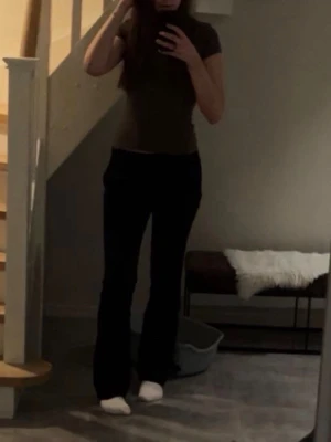 Svarta low waist bootcut kostymbyxor - Säljer ett par svarta low waist kostymbyxor. 