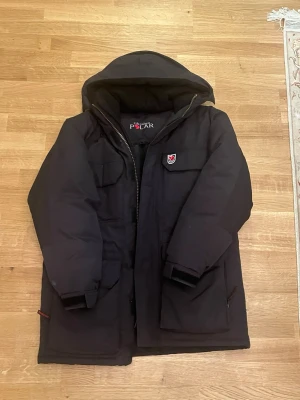  Fjällräven jacka - Säljer denna vinterjacka som är slitstark och knappt använd. Det är inga slitage på jackan. De är en S men passar även M. Dessutom är de Unisex! Hör av er vid frågor!