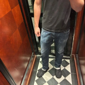 Mörkblå jeans från Diesel - Ett par feta Diesel jeans i modellen ”Buster, Slim-Tapered”. Jeansen är i totalt nyskick utan några som helst täcken på användning! Nya i butik kostar Byxorna 2000kr❌ Jag säljer dom för endast 399kr!!✅(Pris kan självklart diskuteras) Hör av dig vid minsta fundering! 