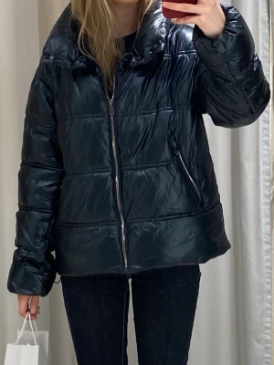 Marinblå vinterjacka från Massimo Dutti - Super snygg marinblå vinterjacka med glans från Massimo Dutti, kan se svart ut i vissa ljus. Perfekt för kalla vinterdagar och tidig vår! ⛄️🤍Storlek M men passar både om man brukar ha större och mindre 😊