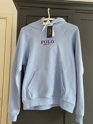 Hoodie från Polo Ralph Lauren - m  - Snygg ljusblå hoodie från Polo Ralph Lauren i storlek M passar S. Har lappen kvar! Nypris 1397kr. Skriv för fler bilder, mått osv. Pris kan diskuteras! 🩵