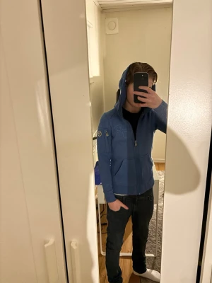 Blå PelleP hoodie. - Säljer nu en PelleP hoodie. Den är i helt ny skick då min pappa råka köpa tjej modell när han skulle köpa herr. Nypris 1200 säljes för endast 420 kronor. Tveka inte på att höra av er om ni har några frågor. Mvh resellclts.
