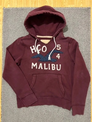 Vintage Hollister Hoodie - Extremt sällsynt och unik Hollister Hoodie med tryck | Hoodien har en unik sliten & distressed design! | Mycket bra skick | Storlek M | Längd≈ 66 cm, Bredd 55 cm under armhål-armhåla| Modell 175cm, 68kg | Priset ej hugget i sten! 