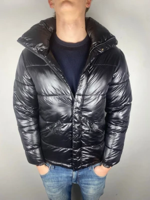 Replay dunjacka  - Size M | Skick 9/10 | Modellen är 184, 74 kg | Hör av dig vid frågor!