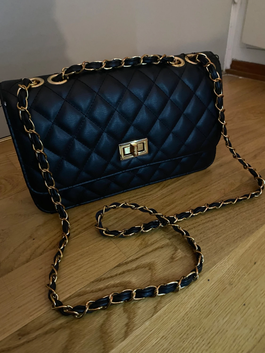 Svart quiltad axelväska med kedja - 3