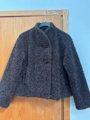 Mörkbrun teddyjacka med dragkedja - ALDRIG ANVÄND! Från Gina Tricot