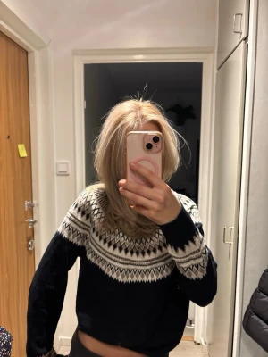 Svartvit stickad tröja med mönster - Stickad tröja i svart och vitt med klassiskt nordiskt mönster över bröst och ärmar från Espirit. Tröjan har rund halsringning, långa ärmar och ribbade muddar. Perfekt för kalla dagar och ger en snygg, avslappnad look💓💓