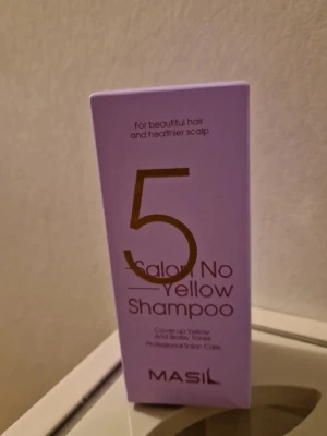 Masil 5 Salon No Yellow Shampoo - Lila förpackning med Masil 5 Salon No Yellow Shampoo som neutraliserar gula och brassy toner i håret. Perfekt för dig som vill ha ett fräscht och kallt hår. Professionell hårvård för vackert hår och hälsosam hårbotten.