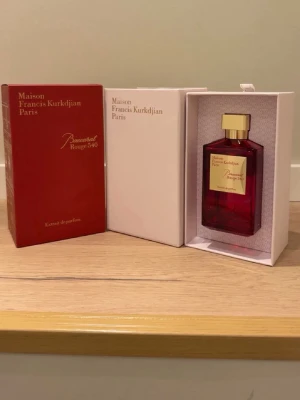 Maison Francis kurkdjian-Baccarat Rouge 540 - Maison Francis Kurkdjian – Baccarat Rouge 540 Extrait de Parfum (200 ml) Den absolut mest exklusiva versionen av ikoniska BR540 Extrait. Sällsynt 200 ml-flaska – perfekt för samlare och parfymälskare som bara nöjer sig med det bästa.  • originalbox + innerbox • 200 ml Extrait de Parfum • Lång hållbarhet, extrem projicering och lyxig doftsignatur  🚚Fraktas samma dag!💬skriv gärna vid minsta fråga, jag svarar snabbt ! ☺️