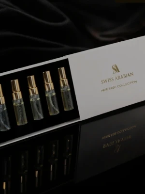 Swiss Arabian Heritage Collection Parfymset - Swiss Arabian Heritage Collection är ett parfymset med fem olika dofter. Setet innehåller:  Oud 01: Fruktig och elegant med hallon, violblad, turkisk ros, liljekonvalj, kummin, kardemumma, oud, läder och bärnsten.  Oud 07: Gourmand och inbjudande med ros, saffran, pralin, vit bärnsten, vanilj och mysk.  Rose 01: Rosig trädgårdsfantasi med litchi, bergamott, rosapeppar, bulgarisk ros, pioner, vanilj, mysk och cashmeranträ.  Musk 01: Fräsch, nyanserad mysk med bergamott, rosépeppar, apelsinblomma,