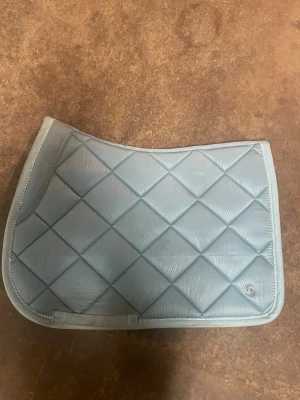 PS of Sweden schabrak  - Ljusblått Ps Of Sweden schabrak i storlek FULL med glitterkant och wave-mönster.