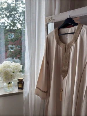 Abaya / jelabya  - Säljer dessa helt nya och oanvända fina abayas ( säljer flera av denna modell så bara att höra av er om antalet ni vill ha ). Jag har storlek ” 1 ” som motsvarar Small - Medium, och även storlek 2 som motsvarar Large🤍