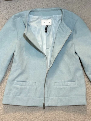 Costes ljusblå kort jacka med dragkedja – S - Ljusblå jacka från Costes, mycket fint skick💕💕