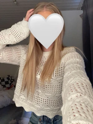 Vit virkad cropped stickad tröja - Säljer en vit stickad tröja med virkat mönster och croppad passform. Tröjan har långa ärmar och rund halsringning. Verkligen en supersöt tröja som tyvärr har blivit för liten för mig. Finns inte att få tag på längre. Storlek S från New Yorker. 🤍