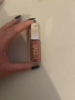 Fenty Beauty Gloss Bomb Cream - Säljer ett Fenty Beauty Gloss Bomb Cream läppglans i färgen 'Fenty glow'. Den är lite brun/rosa. Den är inte klibbig alls. Använt den några gånger. Kostade 310kr