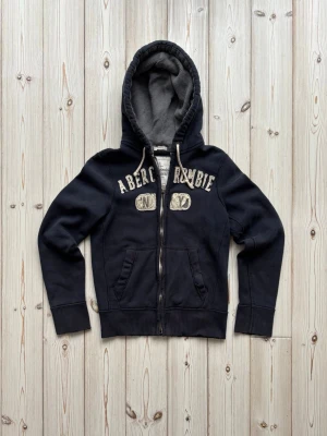 Abercrombie and Fitch kofta (sällsynt) - Säljer nu denna riktigt snygga och unika vintage Abercrombie and Fitch koftan i riktigt bra skick! Storlek: S. Pris: 849kr. Skriv vid frågor eller för mer bilder! 🤩 