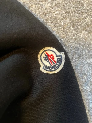 Moncler Tröja - Fin svart sweater ifrån Moncler i storlek small.  Var inte blyg för att fråga eller skicka bud! Jaha svarar snabbt