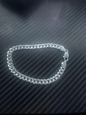 Kedjearmband och halsband  - Snyggt kedjearmband 925 med klassisk kubansk. Perfekt accessoar för dig som gillar stilrena och tidlösa smycken.