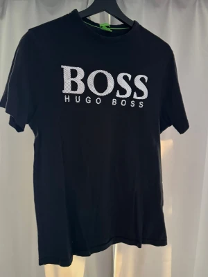 HUGO BOSS t-shirt - Hugo Boss T-shirt strl L (modern fit) lite liten i storlek, passar de som bär M normalt.