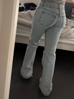 Ljusblå bootcut jeans - Säljer ett par ljusblå bootcut jeans från pull&bear. Storlek 38 men skulle säga att dom är mer som 36 då de är lite mindre i storleken. Köp direkt för 229kr!😍💞
