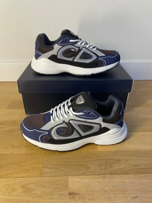 B30 sneakers blå och svart - Säljer ett par feta B30 skor blå och svart i toppkvalitet! Hör av er vid intresse eller frågor 🔥