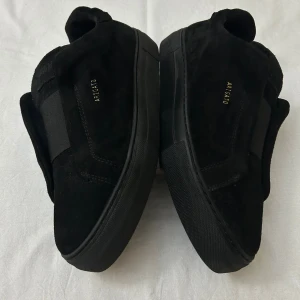 Axel Arigato skor - Skorna har inte kommit till så stor användning, haft på dem fåtal gånger så nästan helt ny. Inga defekter eller konstigheter. 