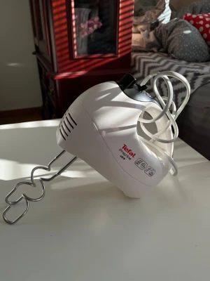 Vit elvisp från Tefal Prep'line - Säljer en Tefal handmixer i bra skick. Den fungerar utan problem och kommer med två vispar. Har flera hastighetslägen, turbo-funktion och enkel knapp för att lossa visparna. Perfekt för bakning och matlagning i vardagen.