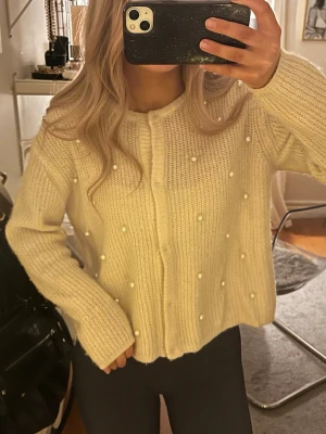 Söt kofta med pärlor  - Jättefin stickad kofta med pärlor. Den är välanvänd, därför är vissa knappar lite slitna och fåtal noppror finns. Skriv för fler bilder!!!🫶🏽