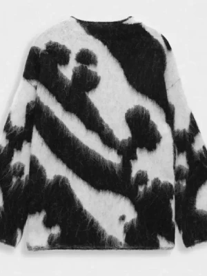 Svartvit fluffig stickad tröja - Cool stickad tröja med svartvitt abstrakt mönster och fluffig textur. Tröjan har rund hals och långa ärmar, perfekt för dig som gillar att sticka ut. Materialet ser ut att vara mohair eller liknande, vilket ger en mjuk och lyxig känsla.