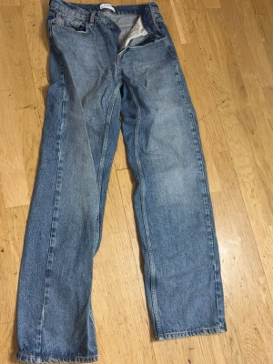 Blå raka jeans  - Klassiska blå jeans med rak passform.