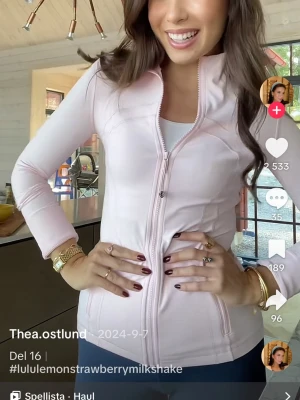 Lululemon define jacket  - Slutsålda träningsjackan från Lululemon i färgen Strawberry Milkshake.  Perfekt till träning eller som ett extra lager. Nyskick