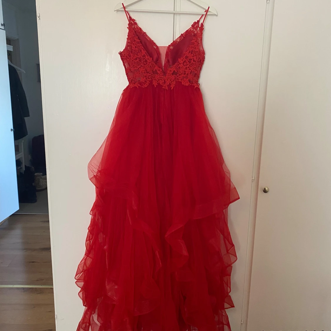 Röd balklänning med spetsdetaljer - 2