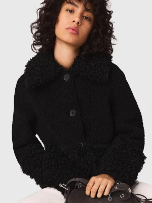 Maje jacka-nyskick - Säljer en svart jacka från Maje i fantastiskt skick. Storlek 34-36. Använd endast ett fåtal gånger - inga defekter eller slitage. Nypris: 5100kr, Säljer för: 3800kr. Tidlös och elegant modell som passar både till vardag och mer uppklätt. Seriösa köpare, pris kan diskuteras vid snabb affär. 